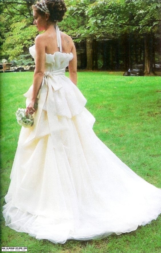 Alyssa Milano wedding dress by Vera Wang