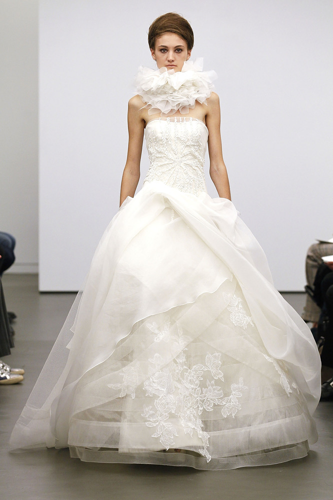 vera wang white wedding gown from fall 2013 fashion show