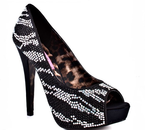 The black and white glitter combination allows you to wear these shoes with
