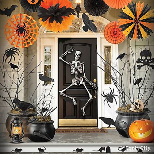 decoration of yard and front door for halloween