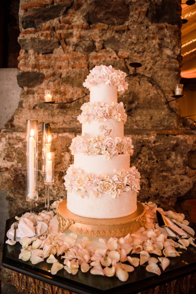 luxurious wedding cake 